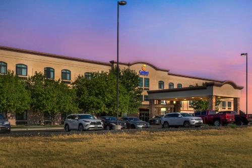 a group of cars parked in front of a building at Comfort Inn & Suites Jerome - Twin Falls in Jerome