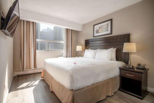 Postel nebo postele na pokoji v ubytování Coast Calgary Downtown Hotel & Suites by APA