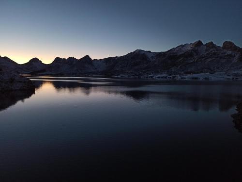 a large body of water with mountains in the background at Casa Aires de Pajares in Camplongo