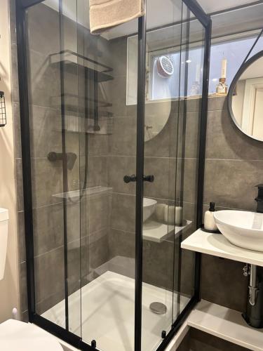 ein Badezimmer mit Dusche und Waschbecken in der Unterkunft Auszeit am Tönsberg Oerlinghausen Teutoburger Wald in Oerlinghausen