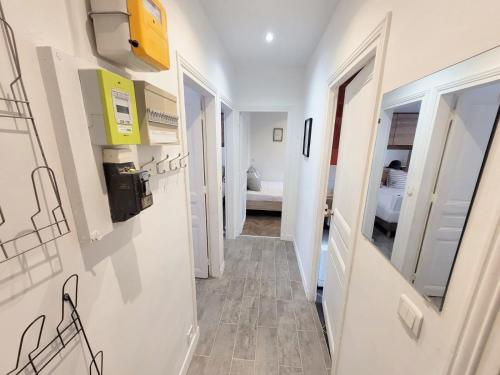 un couloir d'une chambre avec des murs et des sols blancs dans l'établissement Appartement remis à neuf, à Villeneuve-la-Garenne