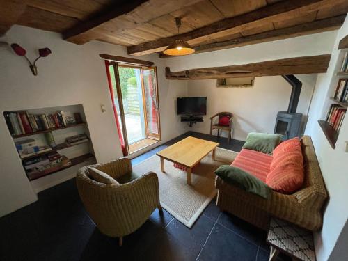 un salon avec un canapé et une table dans l'établissement Gite, Close To Hautecombe Abbey, Lac du Bourget, à Grumeau