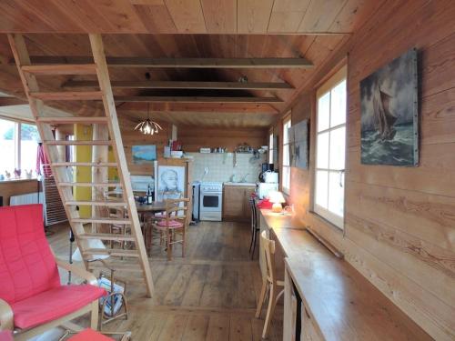 - un salon avec une échelle et une salle à manger dans l'établissement Ravissante maison Face mer à St Guénolé Penmarc'h, à Saint-Guénolé
