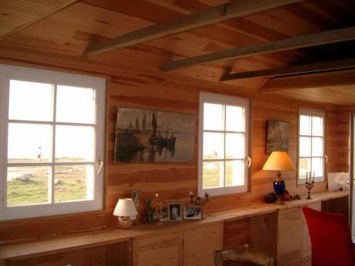 Chambre avec 3 fenêtres dans une cabane en rondins dans l'établissement Ravissante maison Face mer à St Guénolé Penmarc'h, à Saint-Guénolé