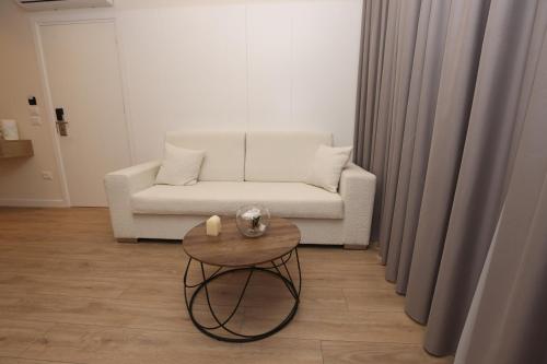 Ruang duduk di Jon's Garden Apartments
