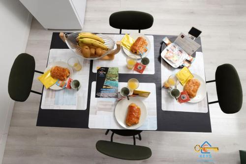 une table avec des assiettes de nourriture dessus dans l'établissement L'abreuvoir cosy proche grand bassin avec clim, à Castelnaudary