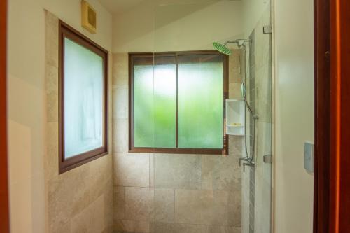 Um banheiro em Three Monkeys - Central Cahuita - Tropical Comfort