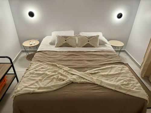 Postel nebo postele na pokoji v ubytování NEW comfortable and modern apartment near Jarry businesses