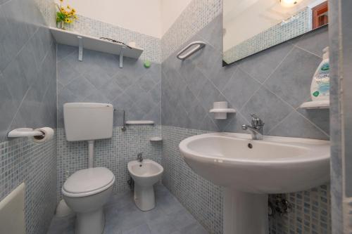 a bathroom with a toilet and a sink at Antica Dimora Marinelli in Ficarra
