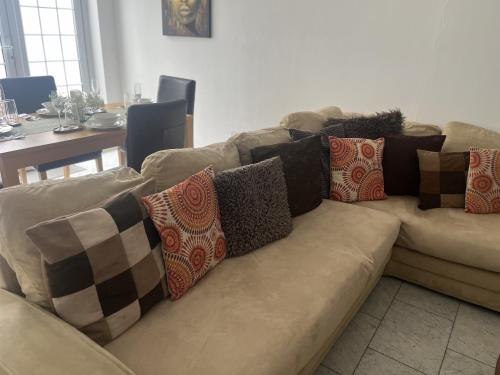 Posezení v ubytování City Reach Retreat Spacious 4Bed House Startford Maryland Great Transport Links