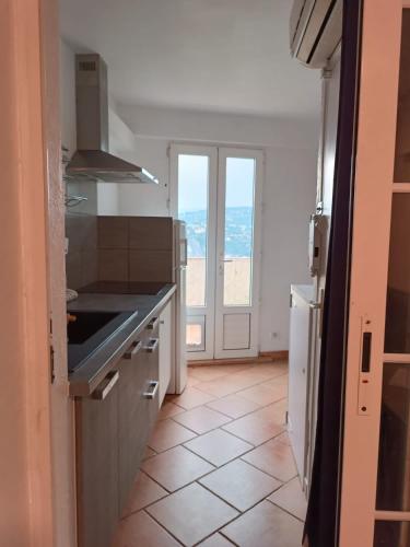 une cuisine avec un évier et un plan de travail dans l'établissement Studio Dauphiné, à Nice