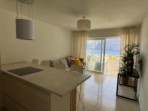 une cuisine et un salon avec vue sur l'océan dans l'établissement FLOR DE PASCUA Los Gigantes, à Acantilado de los Gigantes