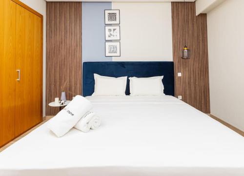 Ένα ή περισσότερα κρεβάτια σε δωμάτιο στο Modern 2BR Retreat in Marina Salé Luxury Living