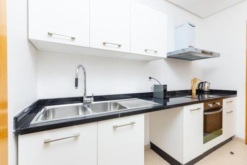 Η κουζίνα ή μικρή κουζίνα στο Modern 2BR Retreat in Marina Salé Luxury Living