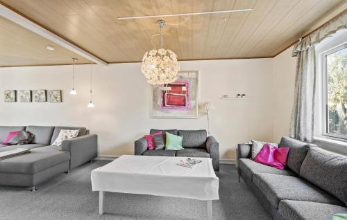 Una sala de estar con dos sofás y una mesa. en 6 Bedroom Beautiful Home In Ærøskøbing, en Ærøskøbing