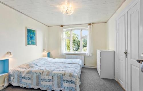 un dormitorio con una cama y una ventana en 6 Bedroom Beautiful Home In Ærøskøbing, en Ærøskøbing