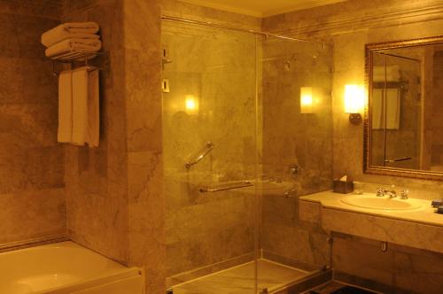Koupelna v ubytování HRG Best Hotel