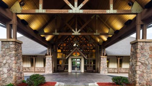 an exterior view of a large timber building with a wooden ceiling at Marriott Willow Ridge 2BD sleeps 8 in Branson