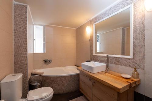 Ένα μπάνιο στο Villa Alice on the rocks