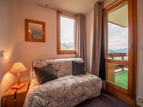 un salon avec un canapé et une fenêtre dans l'établissement Studio coquet à 50m des pistes, proche commerces, balcon et casier à ski - FR-1-356-204, à Valmorel