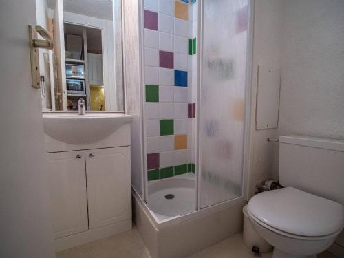 une salle de bain avec une douche, des toilettes et un lavabo dans l'établissement Studio lumineux avec accès direct aux pistes et à l'ESF - FR-1-356-233, à Valmorel