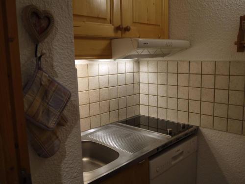 une cuisine avec un évier et un plan de travail dans l'établissement Studio charmant au cœur du Laitelet, pieds des pistes, commerces à proximité - FR-1-355-69, à Méribel