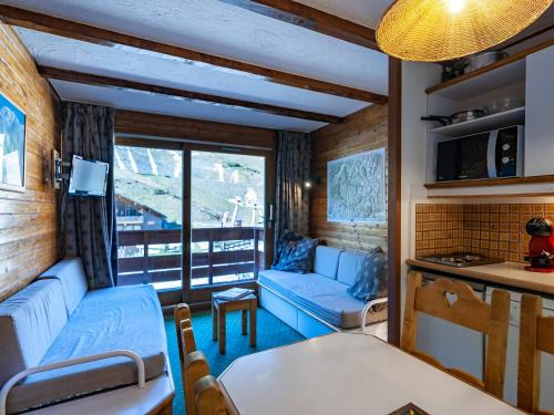 un salon avec un canapé et une table dans l'établissement Appartement à Méribel Mottaret - Pied des pistes, balcon, casier à skis - FR-1-355-88, à Méribel