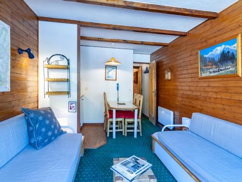 un salon avec un canapé et une table dans l'établissement Appartement à Méribel Mottaret - Pied des pistes, balcon, casier à skis - FR-1-355-88, à Méribel