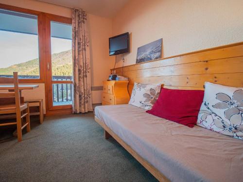 une chambre avec un lit, une table et une fenêtre dans l'établissement Valmorel - Appartement 2 pièces - 4 pers - Pieds des pistes - FR-1-356-203, à Valmorel