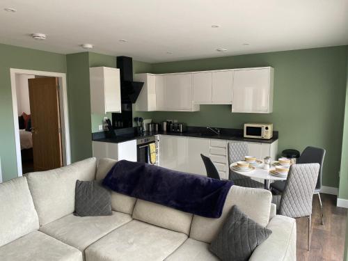 Imagen de la galería de Contemporary 2 Bedroom En-suite Ground Floor Flat with Free Parking, en Nairn