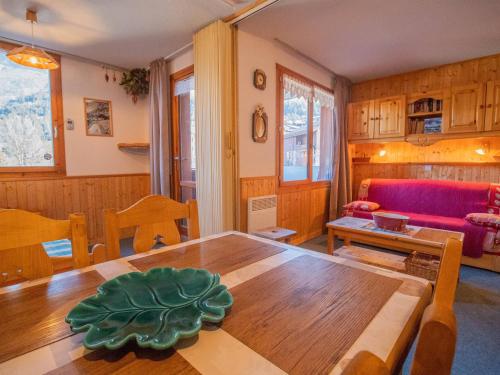 un salon avec une table et un canapé dans l'établissement Studio cosy à Valmorel, proche télésiège, balcon, lave-linge, animaux acceptés, note 8/10 - FR-1-356-194, à Valmorel