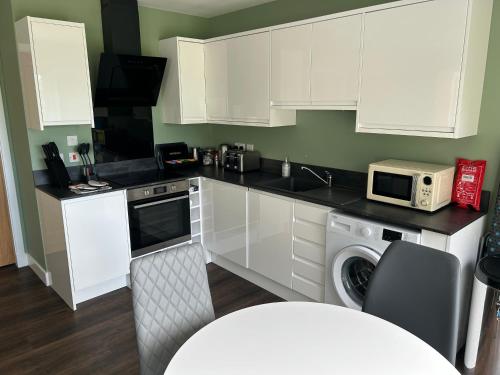 Imagen de la galería de Contemporary 2 Bedroom En-suite Ground Floor Flat with Free Parking, en Nairn