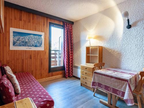 une chambre avec un lit, une fenêtre et une table dans l'établissement Studio fonctionnel 16m² à Méribel Mottaret - Proche pistes et commerces, parfait pour 2 personnes - FR-1-355-21, à Méribel