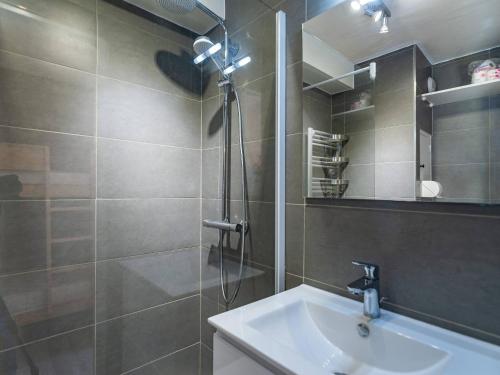 une salle de bain avec une douche, un lavabo et un miroir dans l'établissement Agréable appartement, proche des pistes, balcon, casier à skis - FR-1-355-23, à Méribel