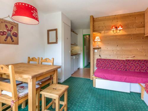 une chambre avec une table et un lit et une salle à manger dans l'établissement Appartement confortable, pieds des pistes, balcon, casier à skis - FR-1-355-58, à Méribel