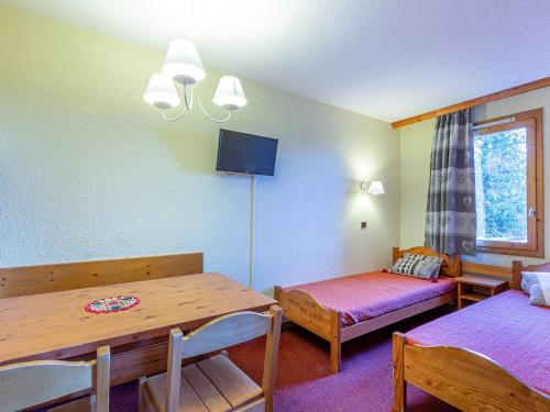 une pièce avec une table et un lit et une table et des chaises dans l'établissement Studio divisible pour 4 pers à Valmorel proche pistes, commerces et remontées - FR-1-356-364, à Valmorel