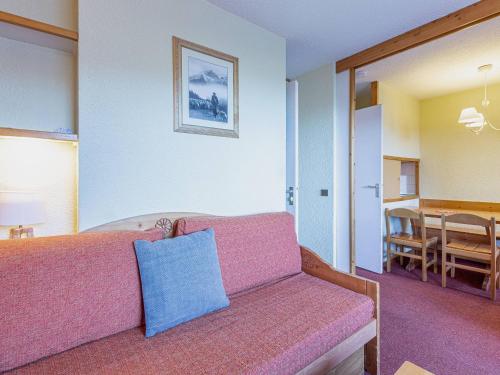 un salon avec un canapé et une salle à manger dans l'établissement Studio divisible pour 4 pers à Valmorel proche pistes, commerces et remontées - FR-1-356-364, à Valmorel