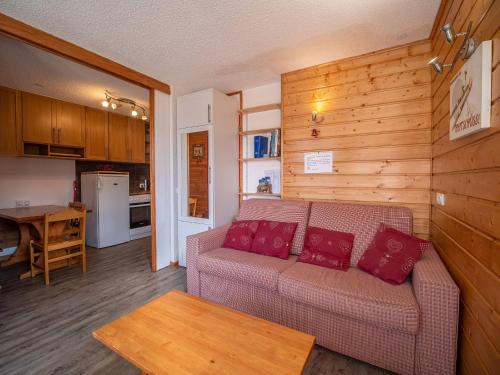un salon avec un canapé et une cuisine dans l'établissement Charmant 2P rénové - Pistes à 0m, commerces à 80m, ESF à 350m - Crève Coeur, Valmorel - FR-1-356-370, à Valmorel
