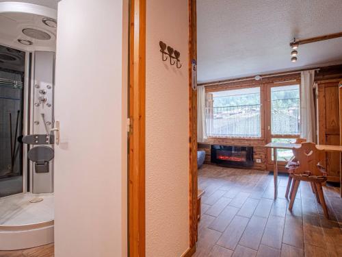 Cette chambre dispose d'une salle de bains avec une table et une fenêtre. dans l'établissement Studio chaleureux et rénové avec terrasse, proche des pistes - Planchamp, Valmorel - FR-1-356-379, à Valmorel