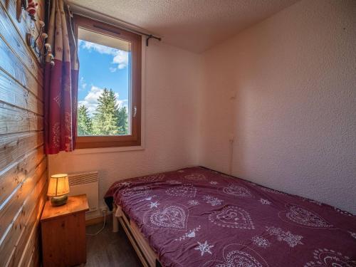une petite chambre avec un lit et une fenêtre dans l'établissement Charmant 2P rénové - Pistes à 0m, commerces à 80m, ESF à 350m - Crève Coeur, Valmorel - FR-1-356-370, à Valmorel