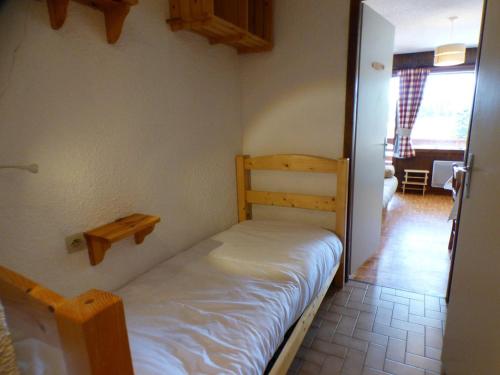 - une petite chambre avec des lits superposés et un couloir dans l'établissement Studio cabine 4 pers près des télésièges, Les Saisies - FR-1-594-136, à Hauteluce
