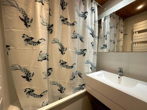 ein Badezimmer mit Waschbecken und Duschvorhang in der Unterkunft Appartement 2 pièces, 5 personnes, au cœur des pistes - FR-1-181-2150 in La Plagne Tarentaise