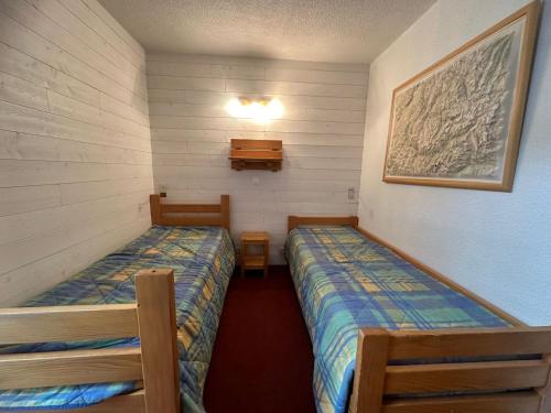 Kleines Zimmer mit 2 Betten in der Unterkunft Appartement fonctionnel proche des pistes avec balcon et parking - FR-1-181-2173 in La Plagne Tarentaise