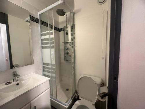 une salle de bain avec une douche, des toilettes et un lavabo dans l'établissement Studio cosy au pied des pistes avec balcon - Centre station, idéal pour 2 personnes - FR-1-181-2371, à La Plagne Tarentaise