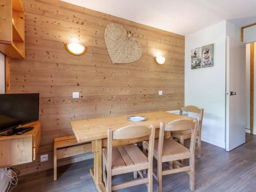 une salle à manger en bois avec une table et des chaises dans l'établissement Valmorel - Appart 2 pièces pour 5, au pied des pistes et commerces - FR-1-356-375, à Valmorel
