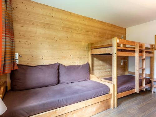 - une chambre avec 2 lits superposés dans une cabine dans l'établissement Valmorel - Appart 2 pièces pour 5, au pied des pistes et commerces - FR-1-356-375, à Valmorel