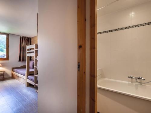 une salle de bain avec un lavabo et une baignoire dans l'établissement Valmorel - Appart 2 pièces pour 5, au pied des pistes et commerces - FR-1-356-375, à Valmorel