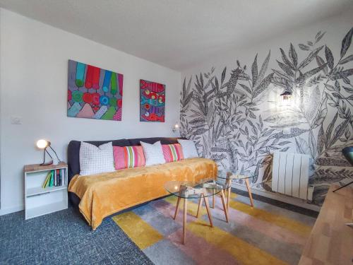 un salon avec un lit et une table dans l'établissement Studio rénové au pied des pistes, balcon sud, commerces proches - FR-1-356-406, à Valmorel