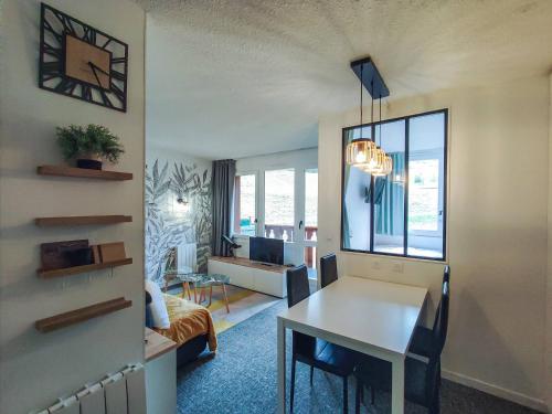 un salon avec une table et une salle à manger dans l'établissement Studio rénové au pied des pistes, balcon sud, commerces proches - FR-1-356-406, à Valmorel