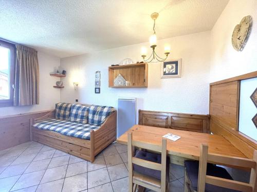 un salon avec un canapé et une table dans l'établissement Studio Divisible, Proche Pistes et Commerces, Tout Confort – Valmorel, Crève Coeur - FR-1-356-393, à Valmorel